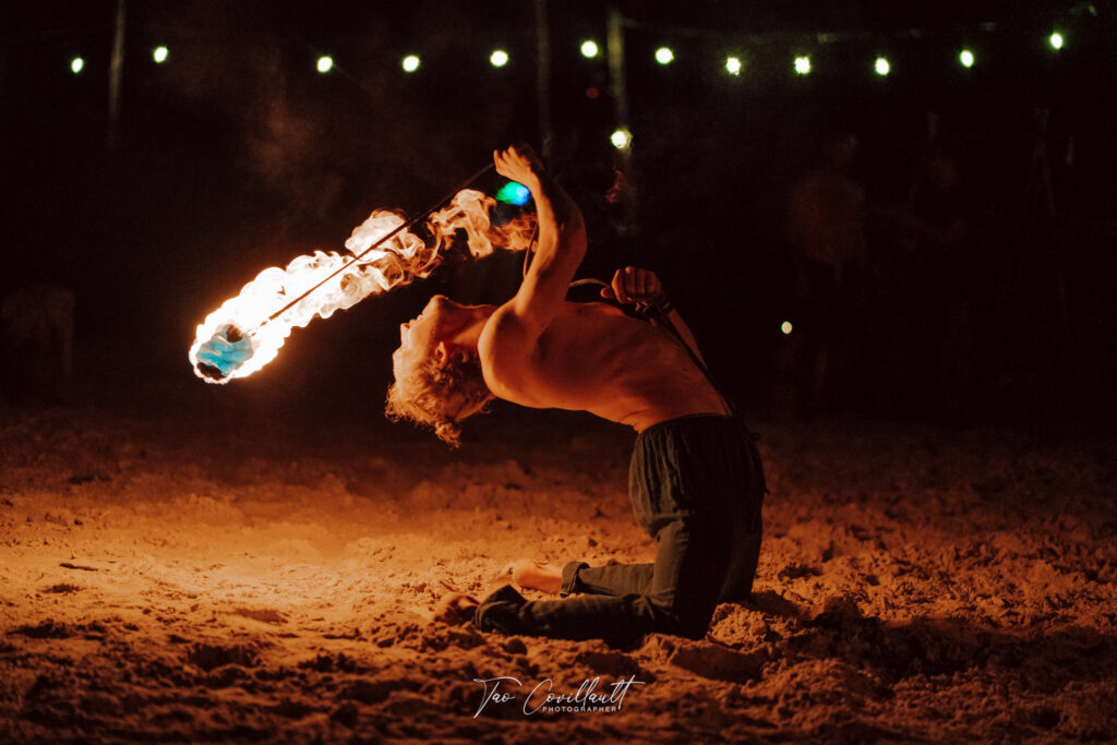 Niklas Winter Feuerspieler mit Rope Dart und großer Flamme